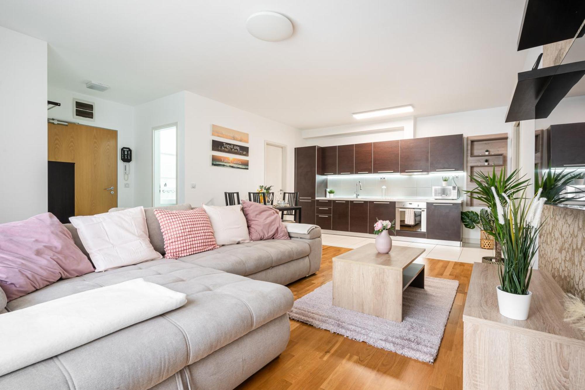 Home Of Serenity - 2 Bdr, Free Parking And Terrace Boedapest Buitenkant foto